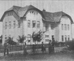 Dobový snímek školy v Kališti okolo roku 1913