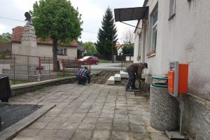Výměna dlažby před obchůdkem
