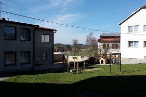 Areál MŠ - v pozadí bytový dům